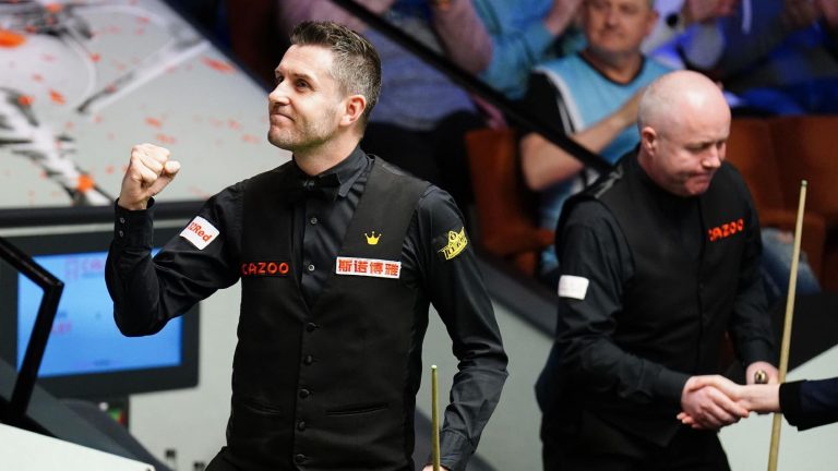 Mark Selby and Si Jiahui advance to the World Snooker Championship semi-finals