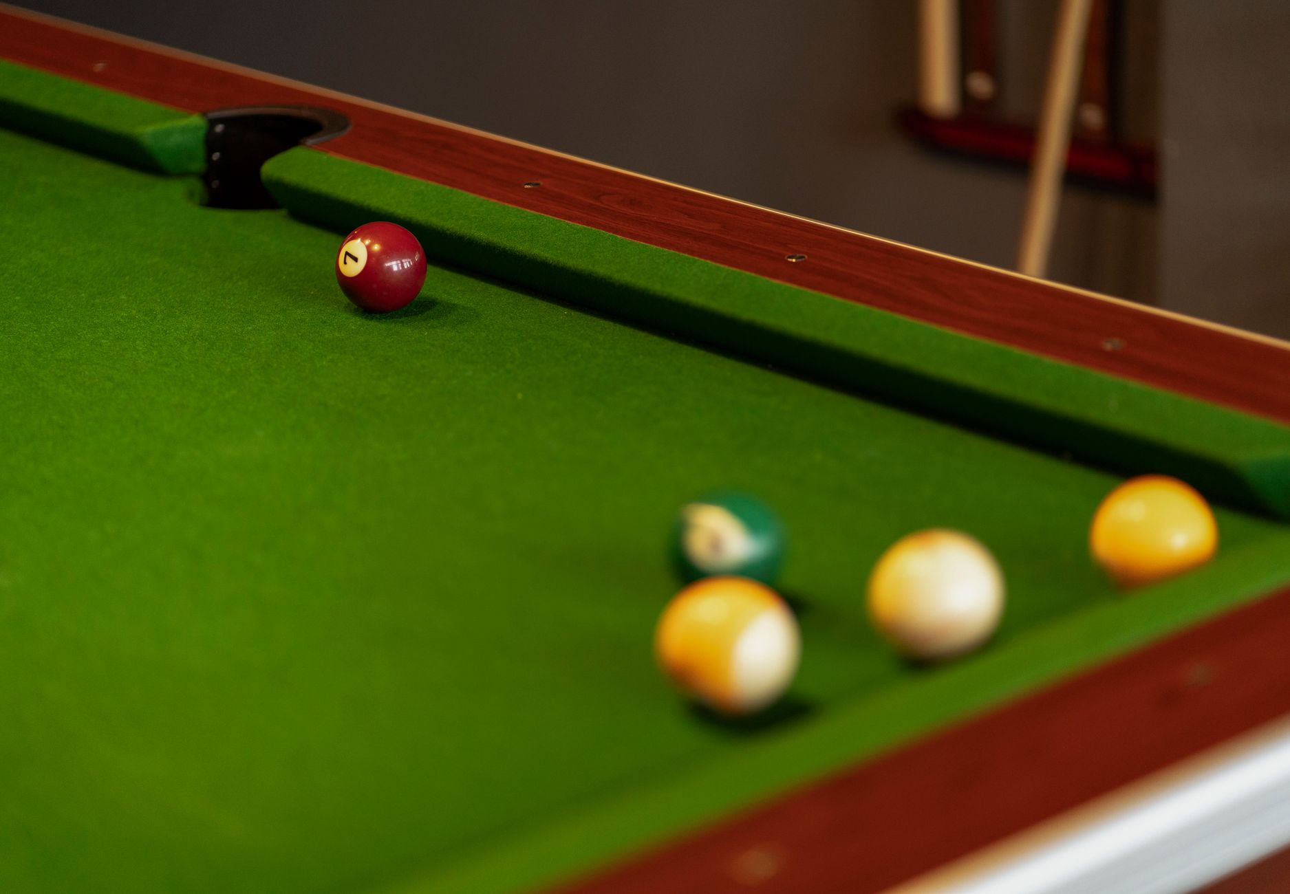 What Cue Does Stephen Hendry Use?